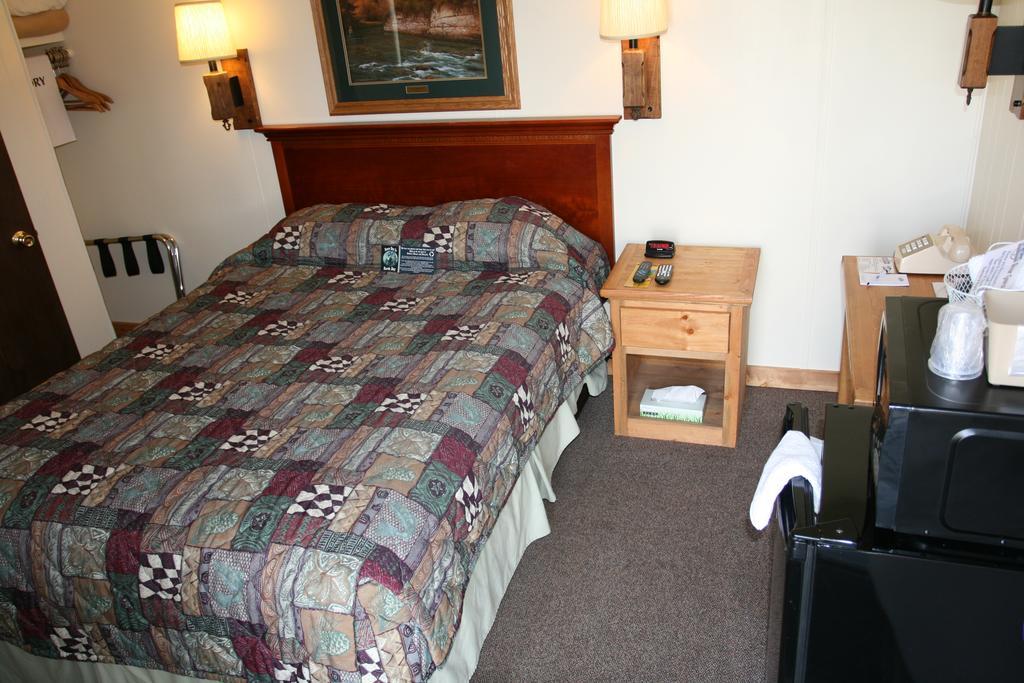 Falls Motel Thompson Falls Екстериор снимка