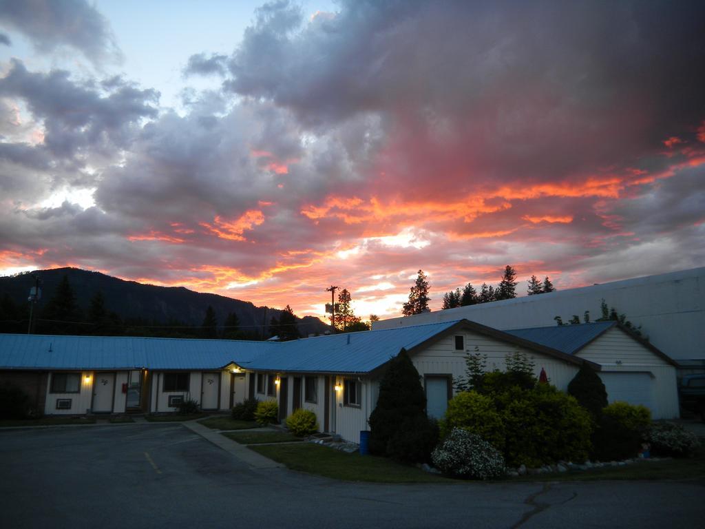 Falls Motel Thompson Falls Екстериор снимка
